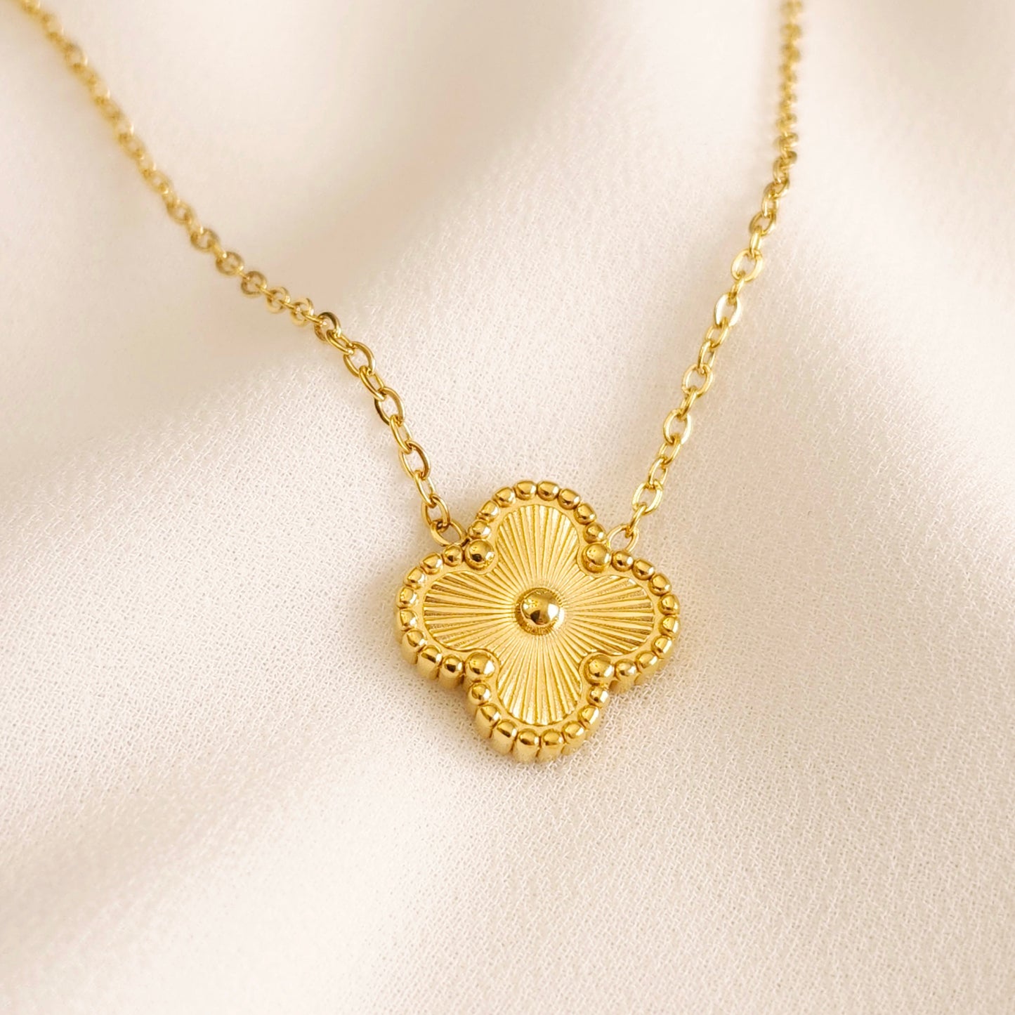 Gold clover pendent necklace
