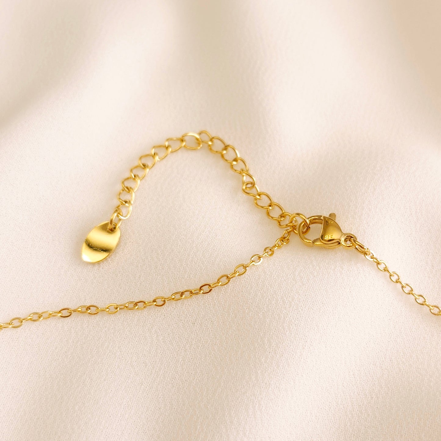 Gold clover pendent necklace