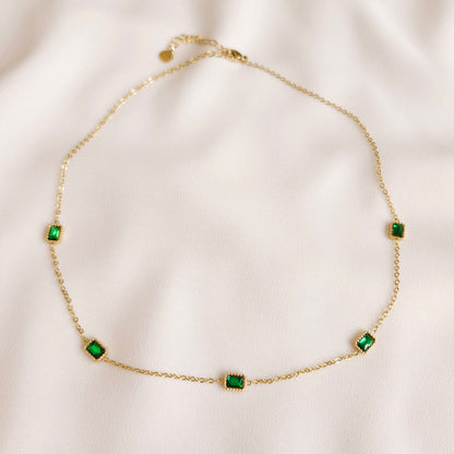 Collier d'émeraudes satellite