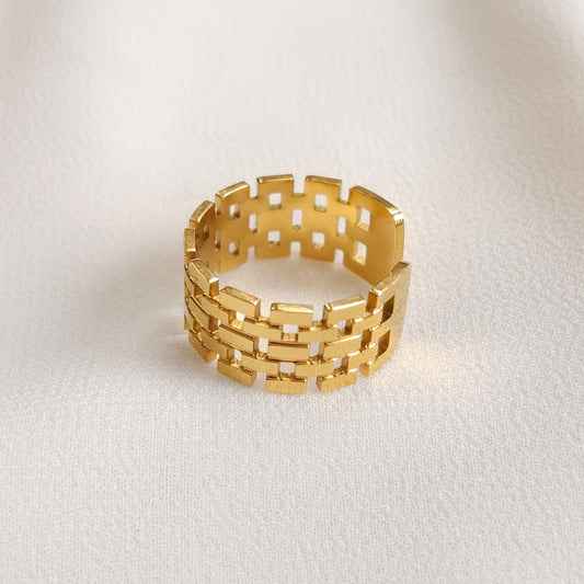 Gold Mesh Ring with a wide band of staggered rectangular links and small geometric openings.