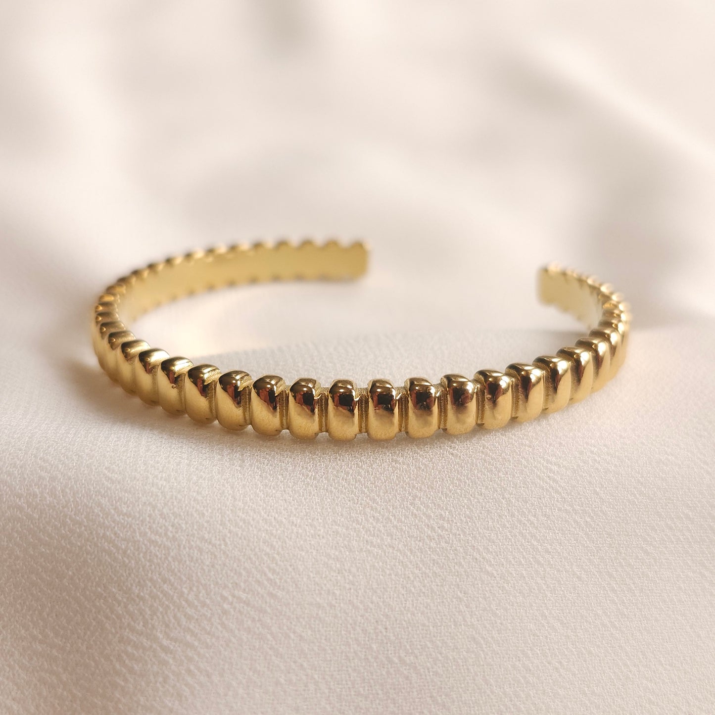 Bracelet jonc orné de perles délicates