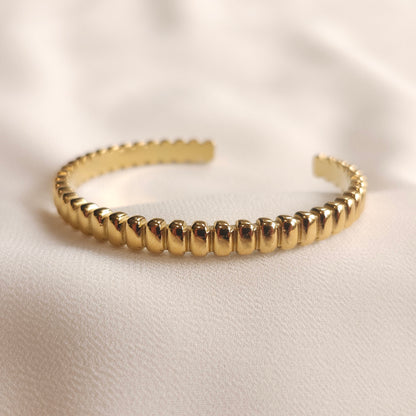 Bracelet jonc orné de perles délicates
