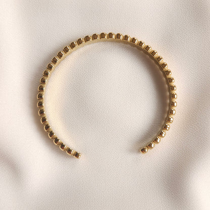 Bracelet jonc orné de perles délicates
