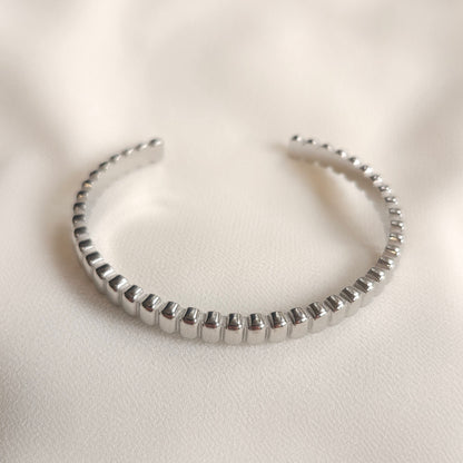 Bracelet jonc orné de perles délicates