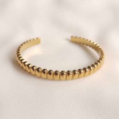 Bracelet jonc orné de perles délicates