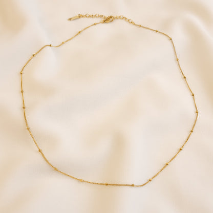Collier de perles satellites